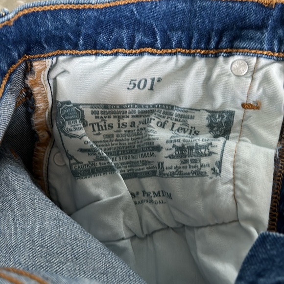 NWT 501 Levi mid thigh demon shorts - Picture 5 of 6